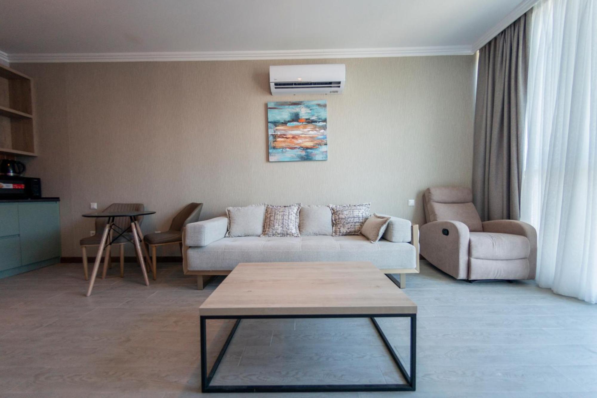 Season Suite Apart-Hotel Batumi Exterior foto